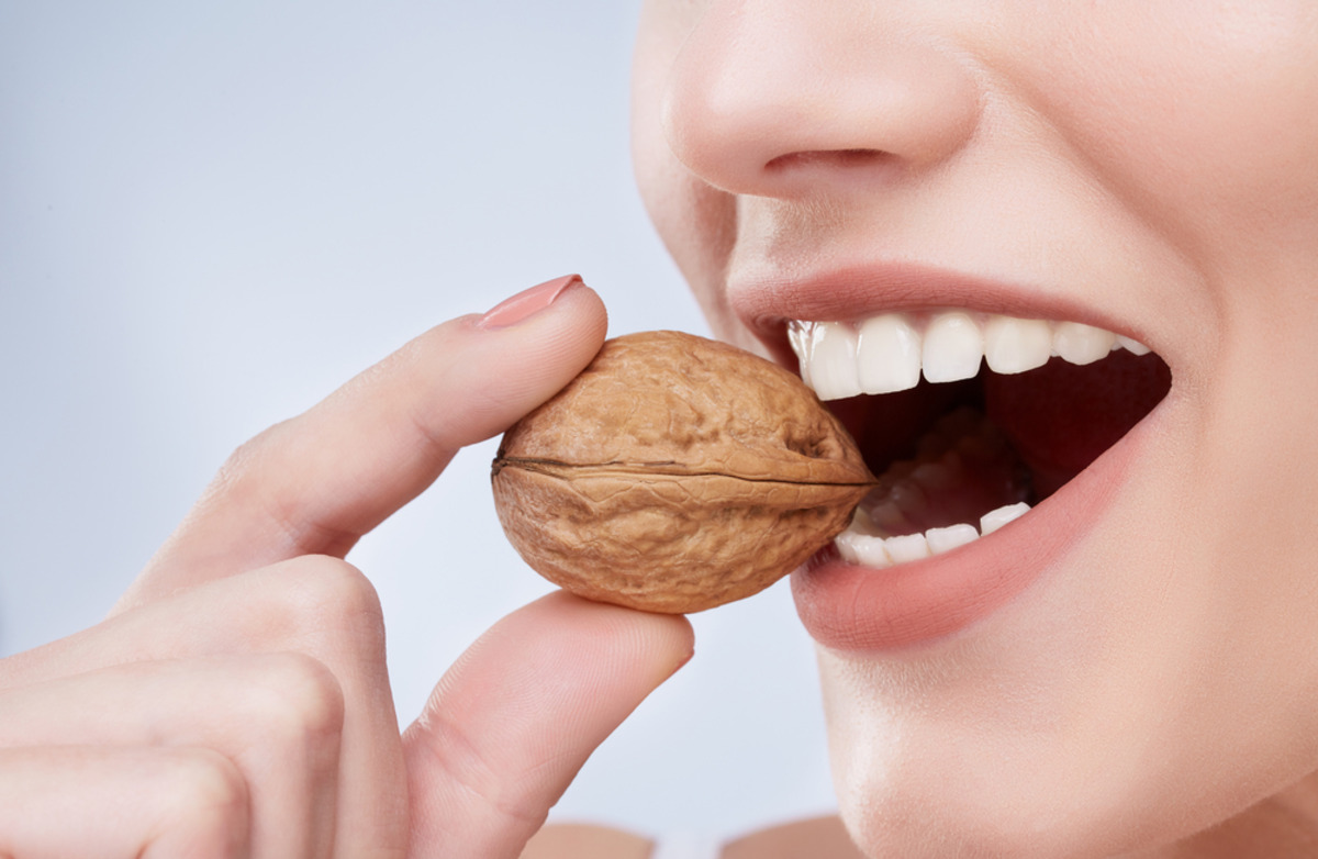 foods that strengthen teeth and gums naturally